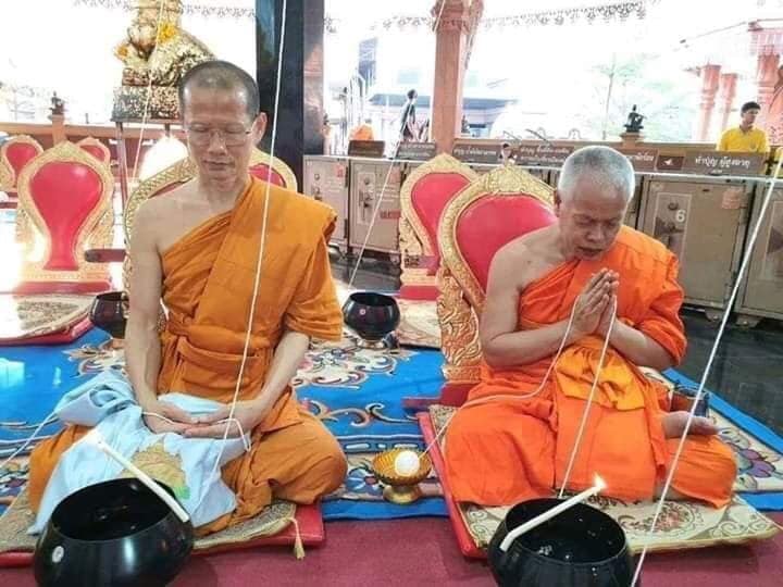 เหรียญพระราหูอมจันทร์เนื้อเงินลงยาเขียวแดง รุ่น สุริยันจันทรา ลพเล็ก ร่วมเสก