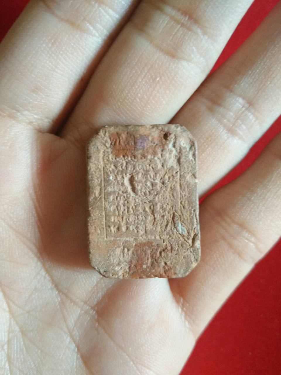 พระสมเด็จขี่เม่น อุดผงด้านบน หลังยันต์ (พิมพ์ย้อนยุค) ไม่ทราบที่