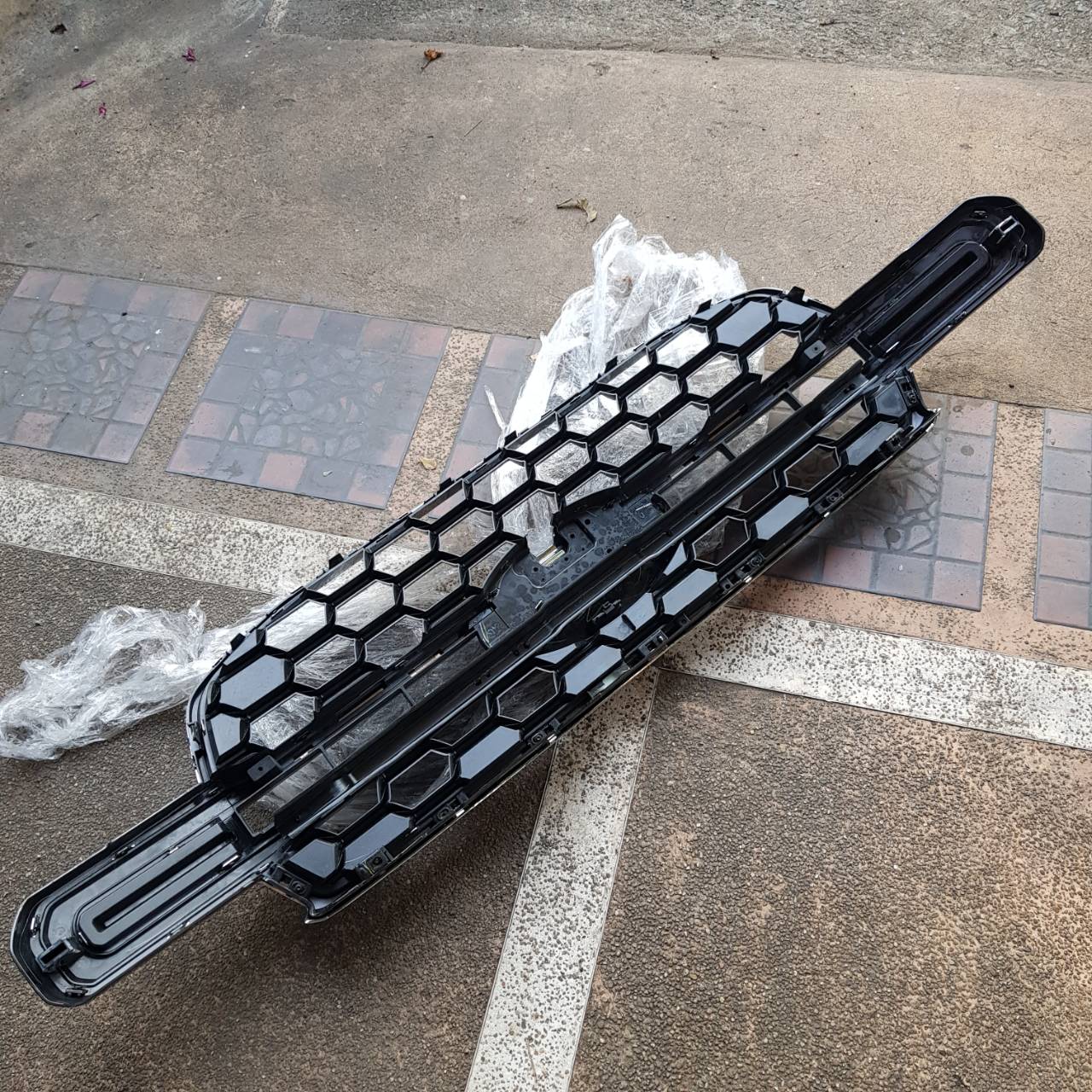 กระจังหน้า Ford Everest Next Gen ปี 2022 สีเงินโครเมียม รุ่นไม่มีกล้อง(มือสอง)