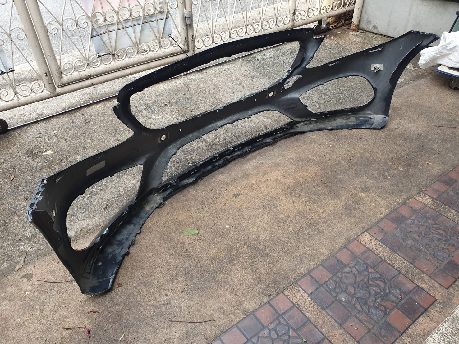 กันชนหน้า มือสอง Benz W205 A2058850925 สีเทา หูครบ ไม่ฉีกขาด ขายตามสภาพ