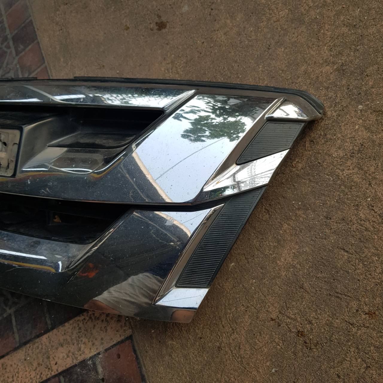 กระจังหน้า โครเมียม ISUZU DMAX ปี 2017(มือสอง) 1000 บาท และ โลโก้ ISUZU สีแดงพื้นดำ(ของใหม่)500 บาท