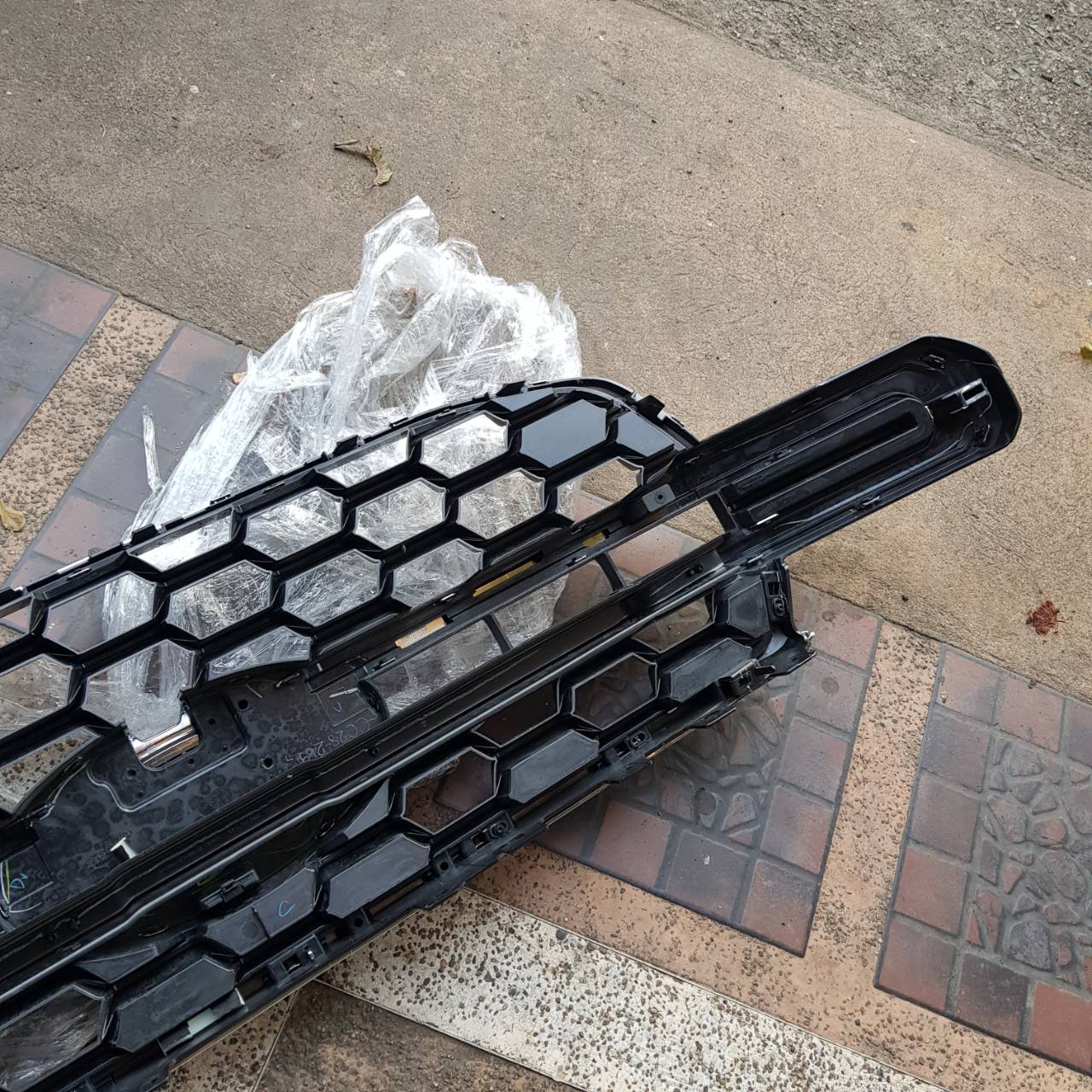 กระจังหน้า Ford Everest Next Gen ปี 2022 สีเงินโครเมียม รุ่นไม่มีกล้อง(มือสอง)