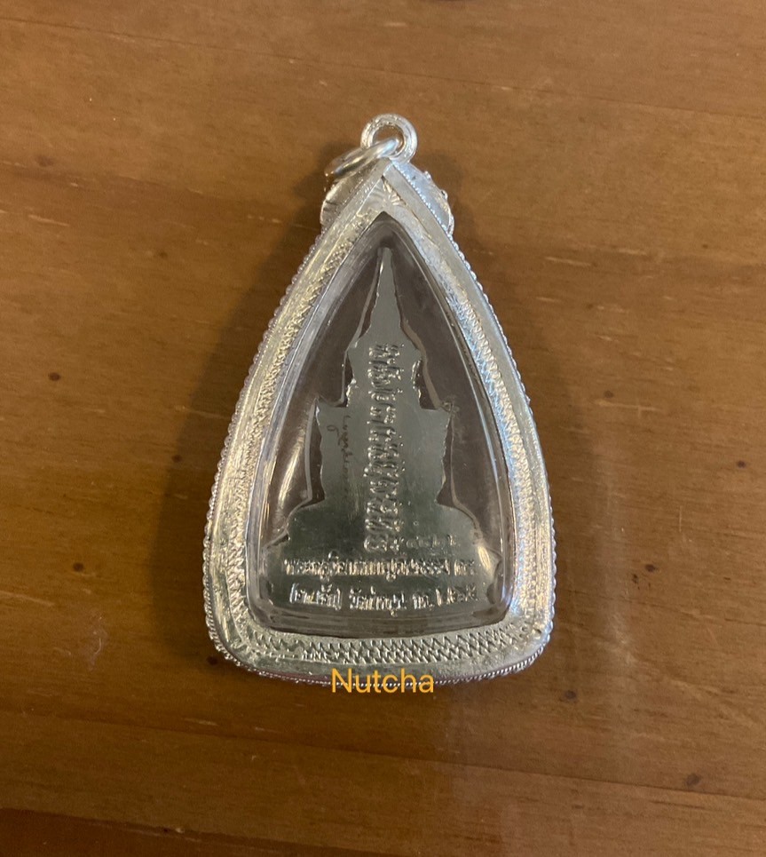 สมเด็จองค์ปฐมประทับบัวเสวยสุข พิมพ์ใหญ่ เนื้อสแตนเลส หลังลายเซ็น เลี่ยมกรอบเงิน วัดท่าขนุน ปี 65