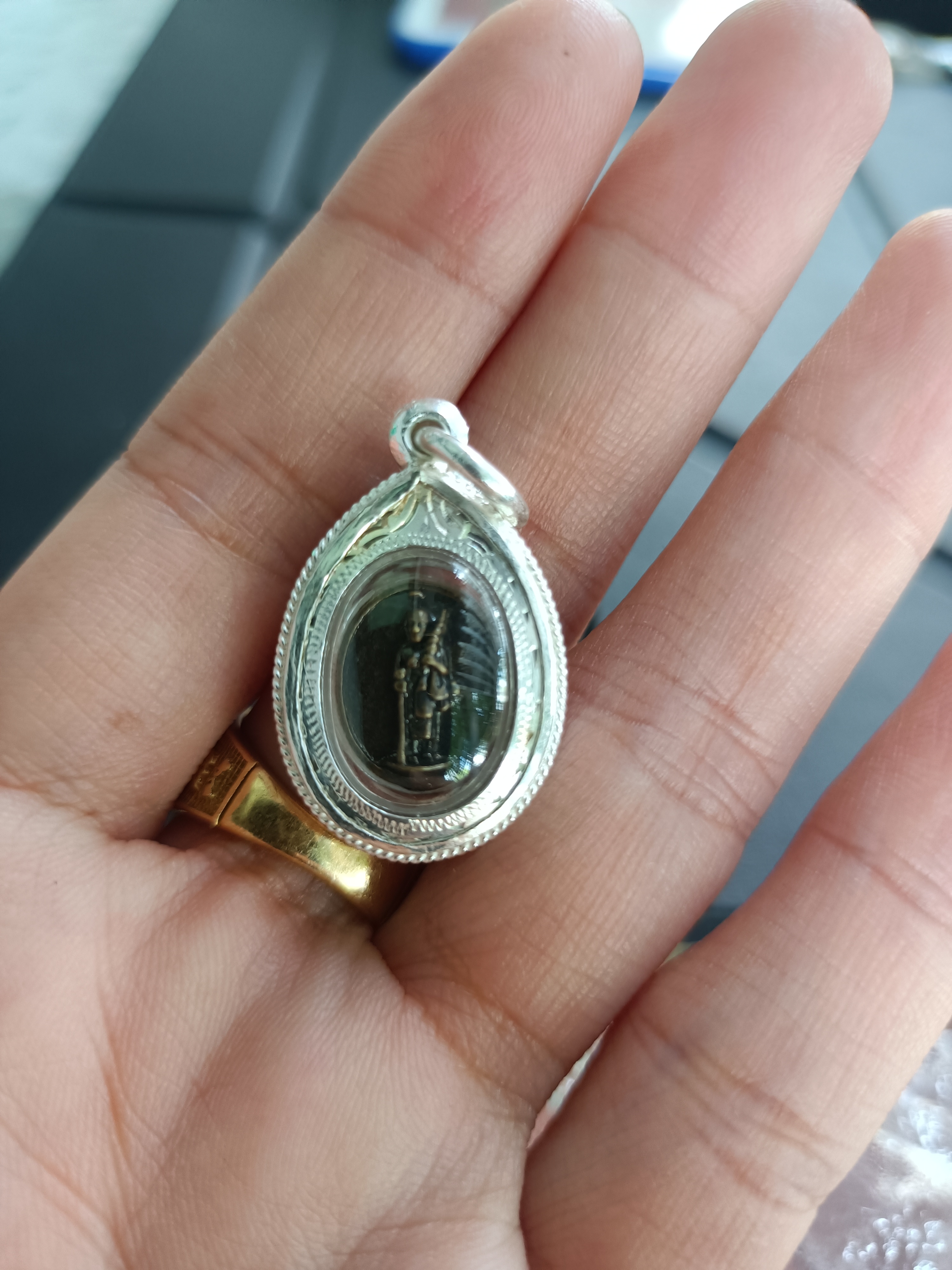 เหรียญองค์ปฐมหลังพระสีวลีเลี่ยมกรอบเงิน ขนาดเม็ดแตง วัดท่าขนุน