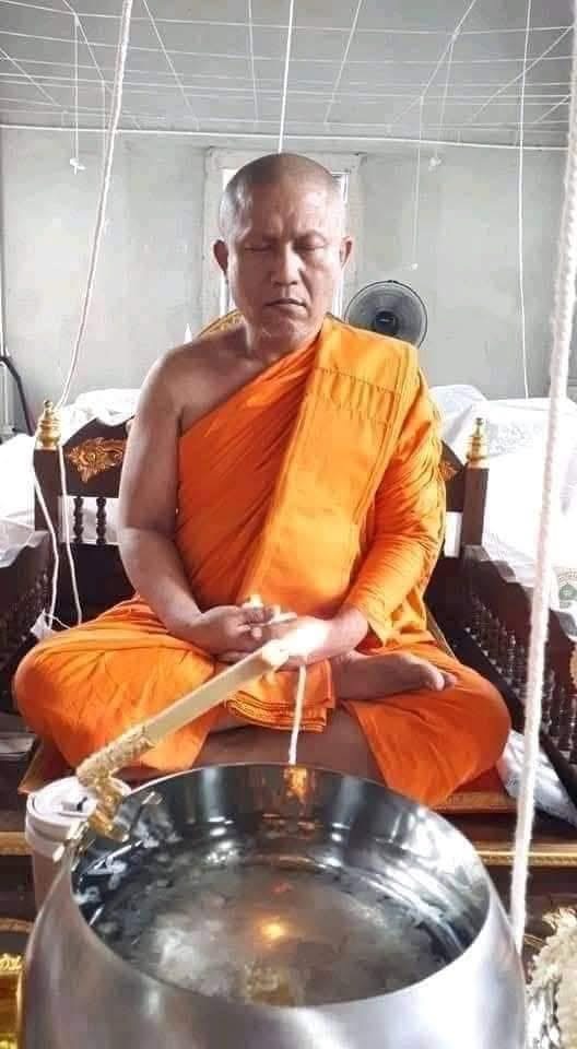 ด้ายแดง จาตุเทวะ (ยาวประมาณ 80 ซม.) ลพ.เล็ก พอจ.เอ พอจ.บ๊ะ พุทธาภิเษก (พิธีพลิกชีวิต แก้วอินทนิล ฯลฯ )