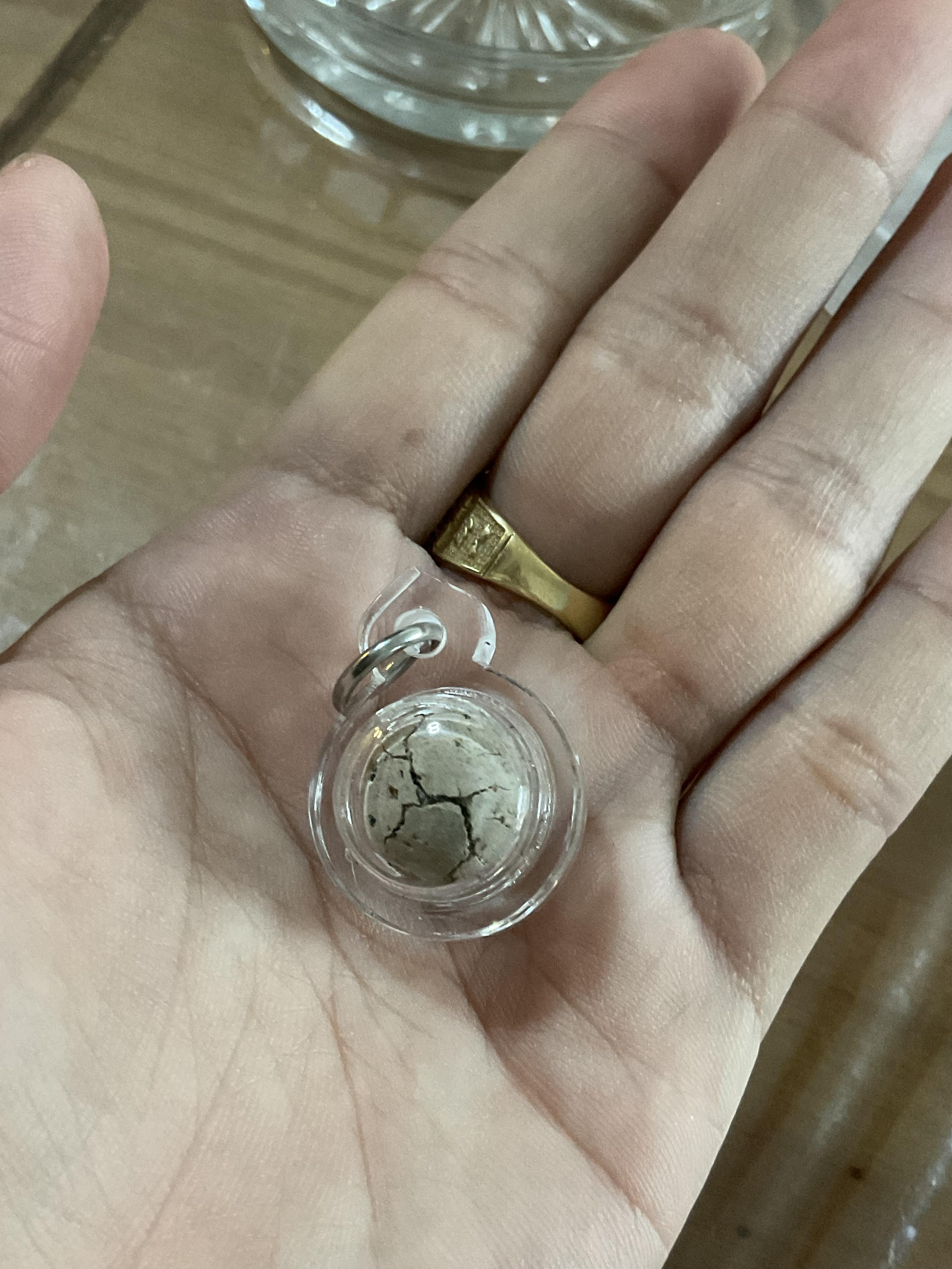 ลูกอมชาตรีมหาระงับ เลี่ยมกันน้ำ (ผสมเกศาครู) วัดบึงลาดสวาย ลพ.เล็กเสก พิธีมหาระงับ ไพรีพินาศ