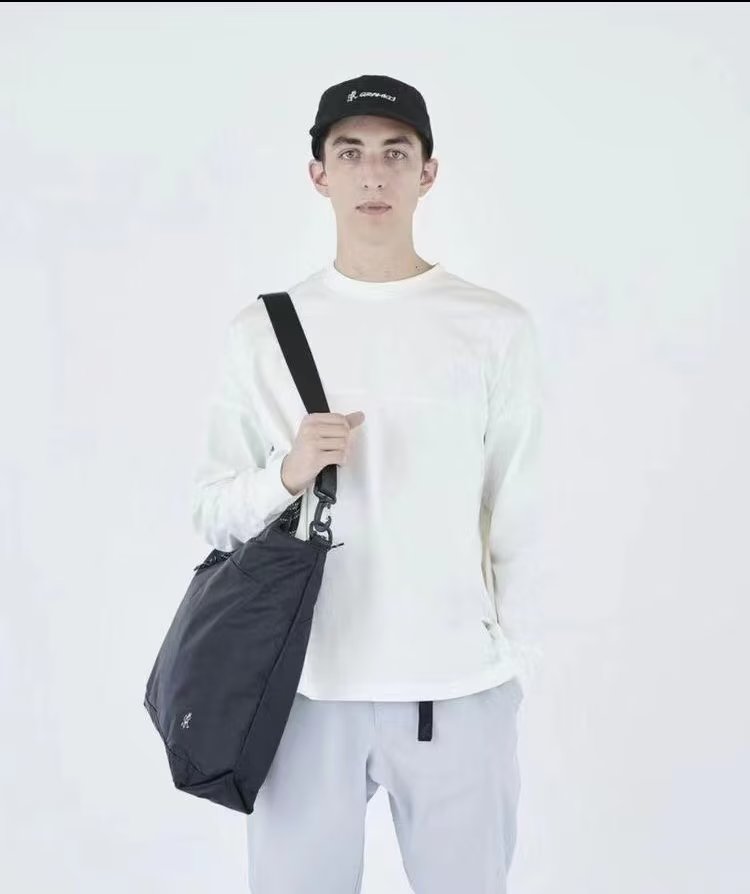 กระเป๋า Gramicci Waterproof Messenger Bag รุ่นพิเศษจากญี่ปุ่น กระเป๋าสะพาย ของใหม่ ของแท้ พร้อมส่ง