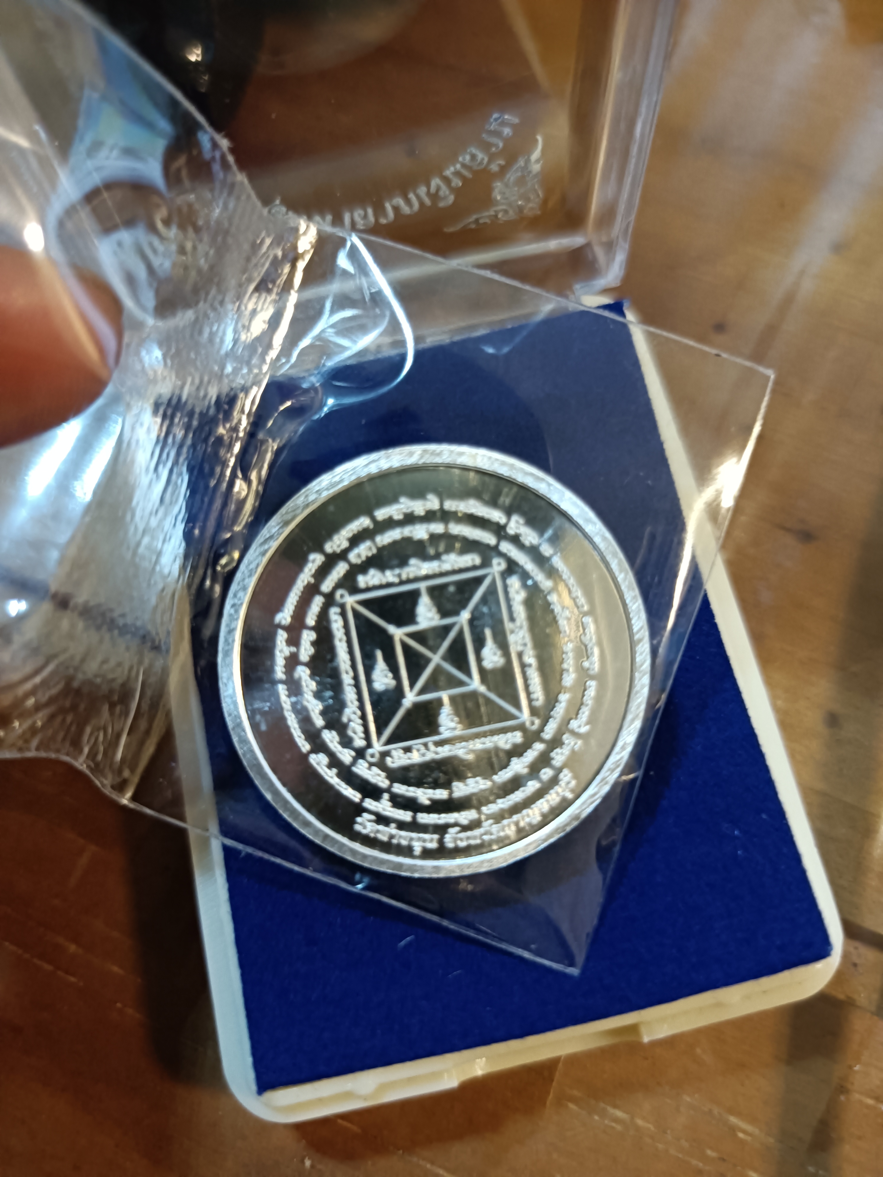 เหรียญมหาลาภเงินล้าน เนื้อชนวนสร้างพระปางห้ามสมุทรทรงเครื่องเนื้อวัดท่าขนุน