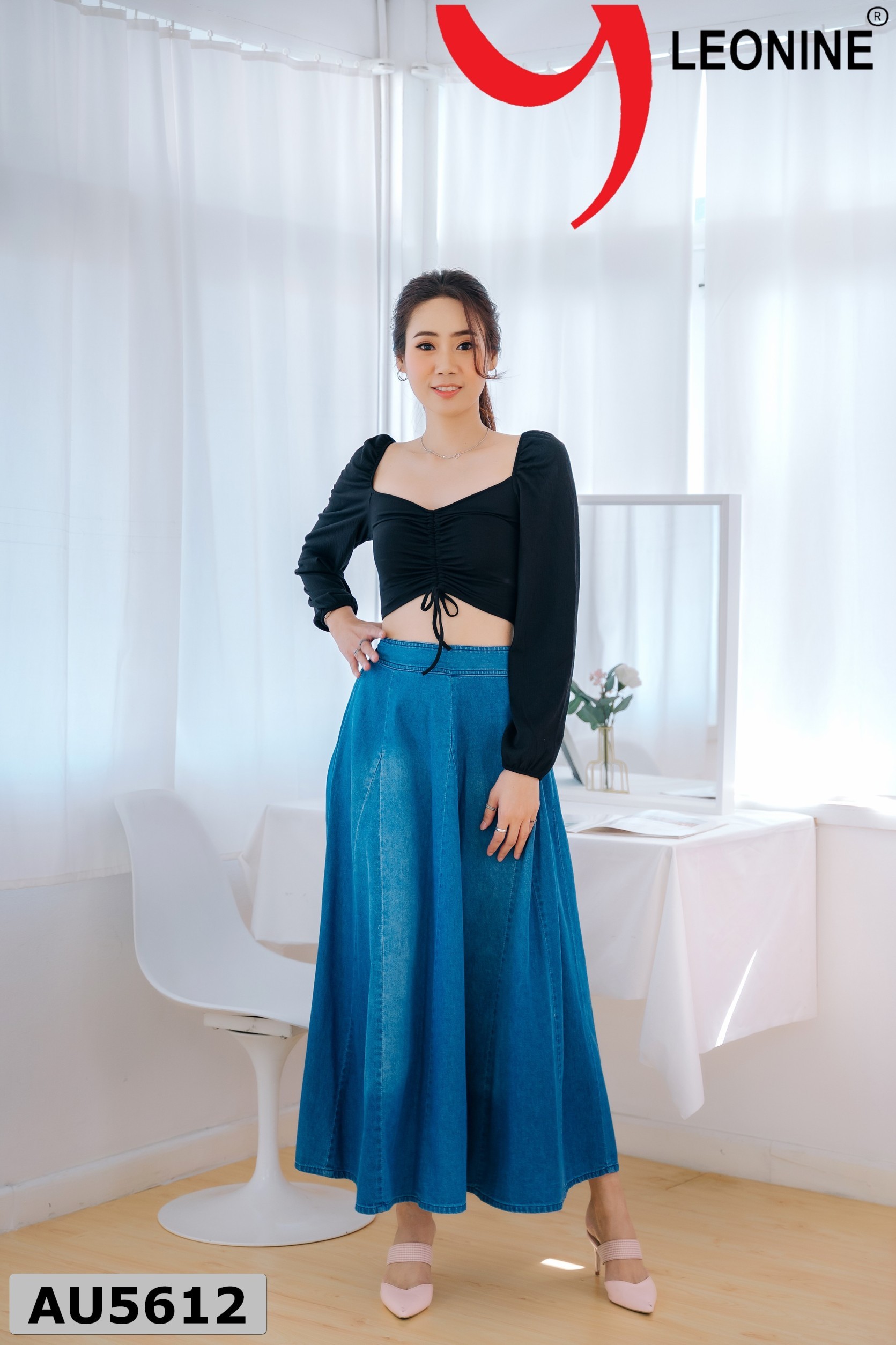 กระโปรงยีนส์ยาว #AU5612 ขนาด Free size สียีนส์อ่อนแบบสวยใส่สบาย ผ้าพริ้วมีน้ำหนักแมทกับเสื้อได้หลายแบบ
