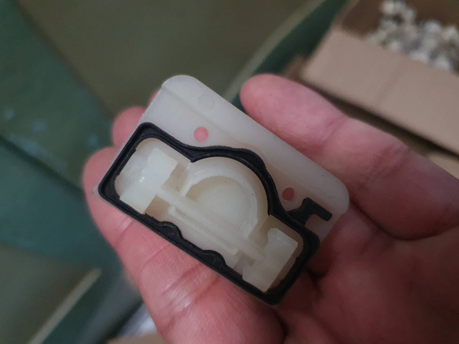 ตัวยึด มือสอง Benz มีหลายชิ้น หลายแบบ ตามรูป ชิ้นละ 10 บาท