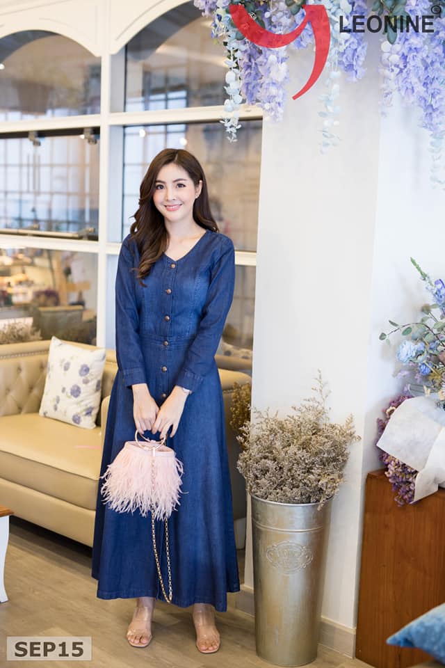 แม๊กซี่เดรสคอวี แขนยาว(มีไซส์ อก34"36"38"40"42"44"46"48"50") มีสม็อคเอวด้านหลัง กระดุมหน้า กระโปรงไม่มีกระเป๋า สวยมากงานจริงยีนส์แท้ผ้ายีนส์นิ่มเนื้อดีไม่หด