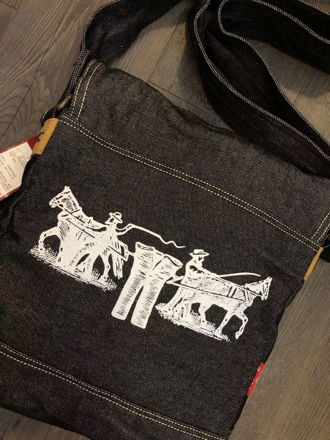 กระเป๋าสะพายข้าง Levi's Denim Crossbody Bag ของใหม่ ของแท้ พร้อมส่งจากไทย