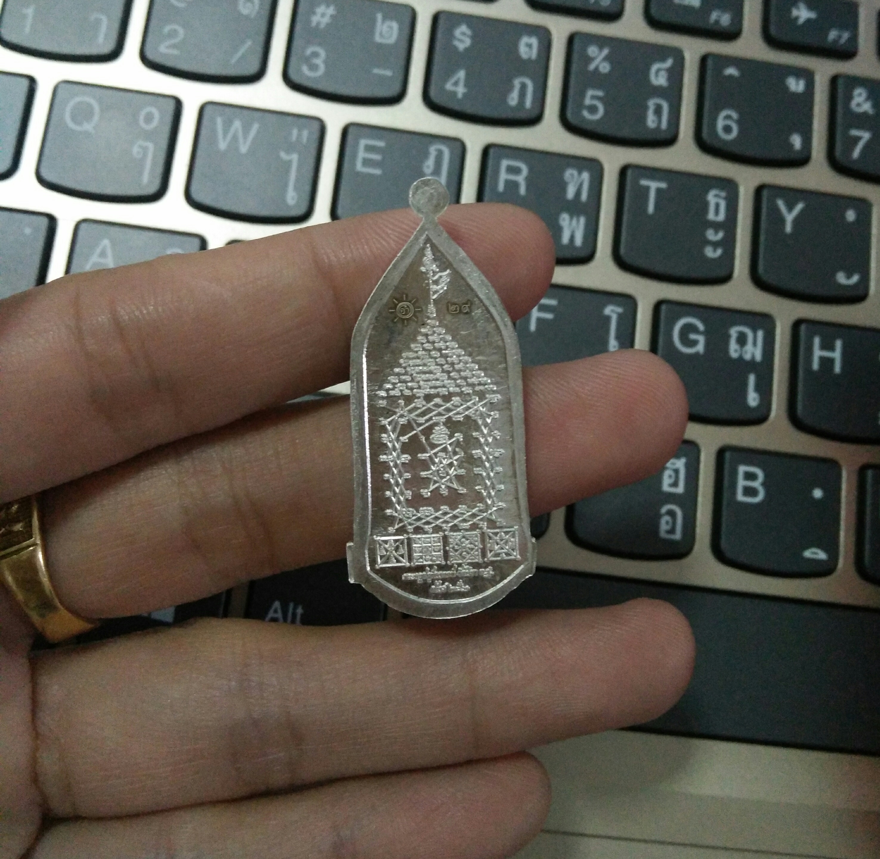 เหรียญพระร่วงกวาดลาน เนื้อเงิน (มวลสารมหาสะท้อน) No.๒๙ (1 ใน 99 เหรียญ)