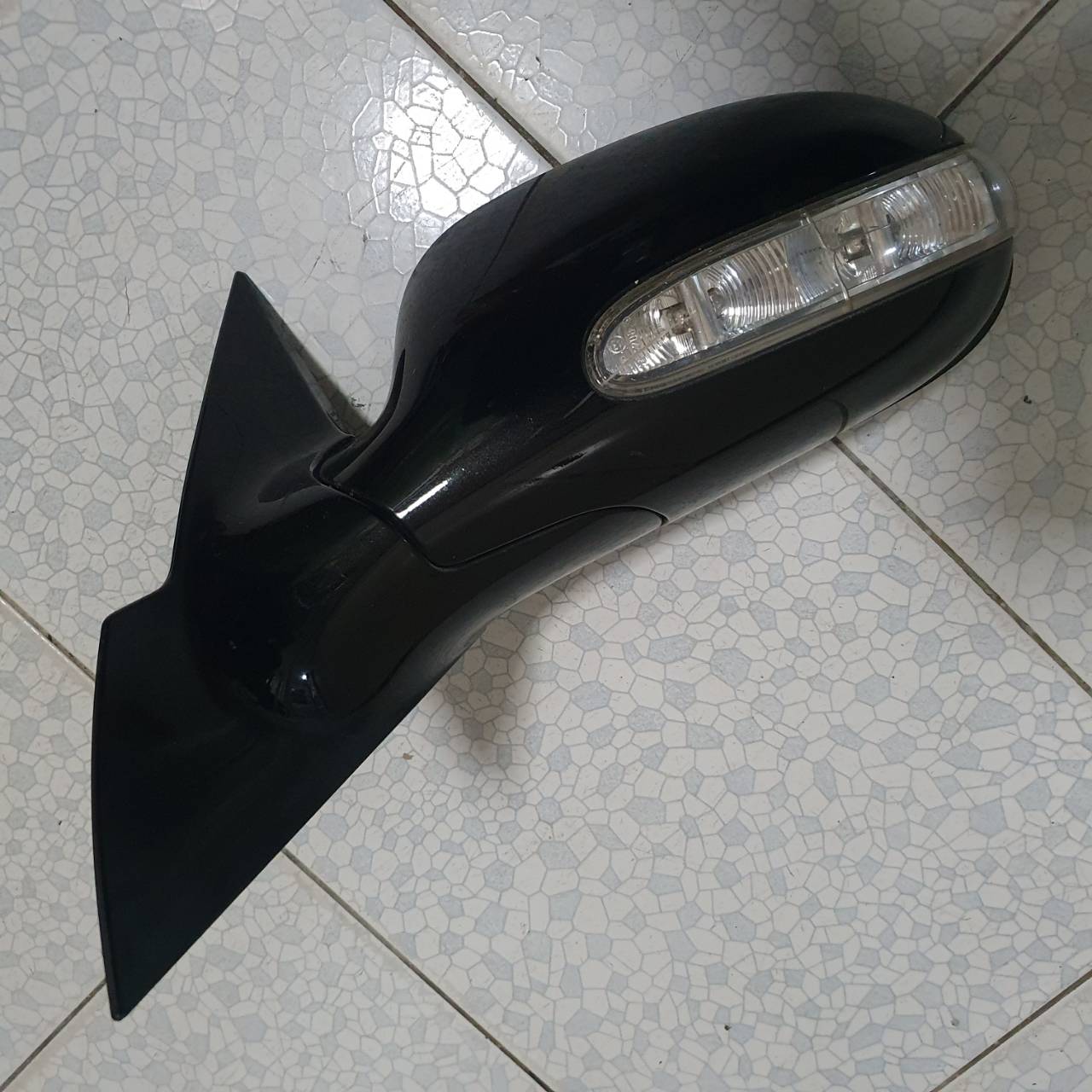 กระจกมองข้าง Benz W209 ข้างซ้าย สีดำ มือสอง เลนส์กระจกไม่แตก ไฟเลี้ยวแตก