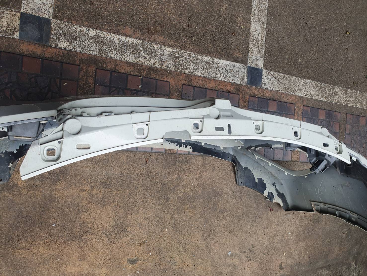 กันชนหน้า มือสอง BMW F25 สีขาว หูครบ ไม่ฉีกขาด ขายตามสภาพ