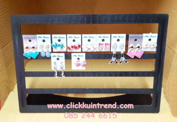 ที่แขวนต่างหู ทำจากพลาสติก สีดำ 5 ชั้น ขนาด ก*ส = 34*23.5 ซ.ม.