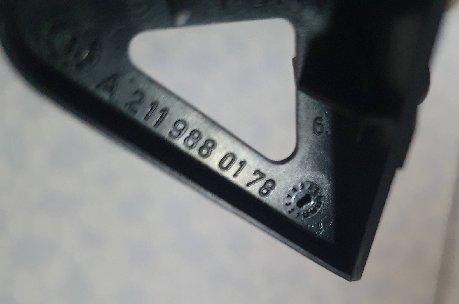 ตัวยึด มือสอง (หมายเลข 520 ตามรูป) Benz W211 A2119880178 Clamp Mounting Cover ตัวละ 10 บาทมีหลายชิ้น