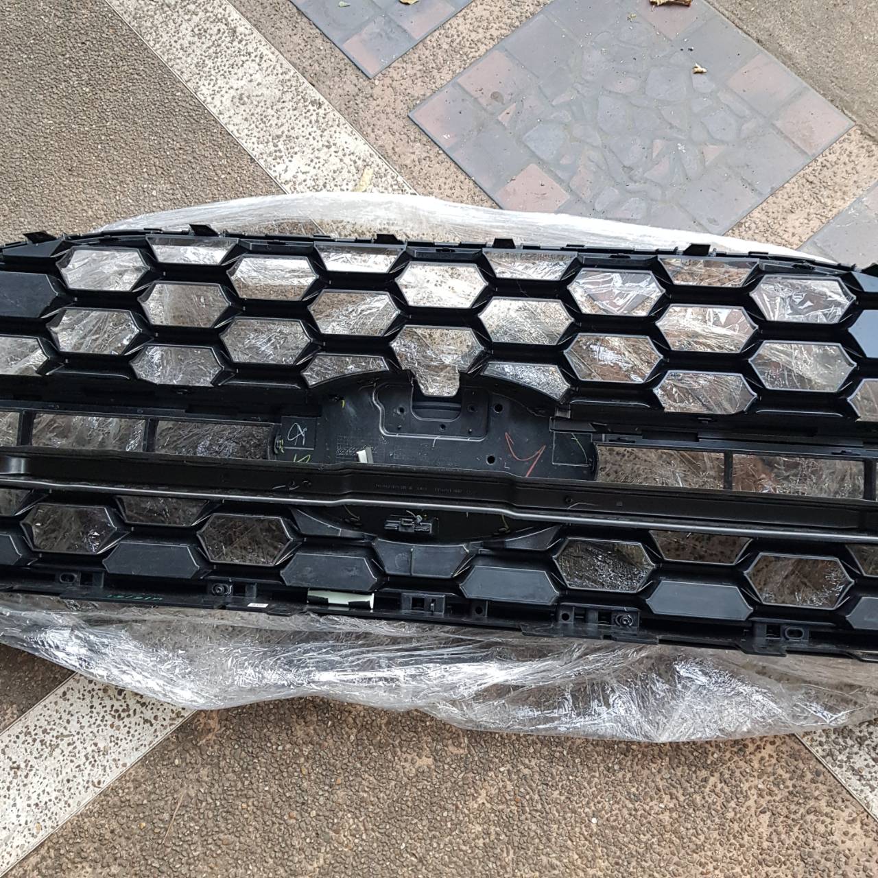 กระจังหน้า Ford Everest Next Gen ปี 2022 สีดำเงา รุ่นไม่มีกล้อง(มือสอง)