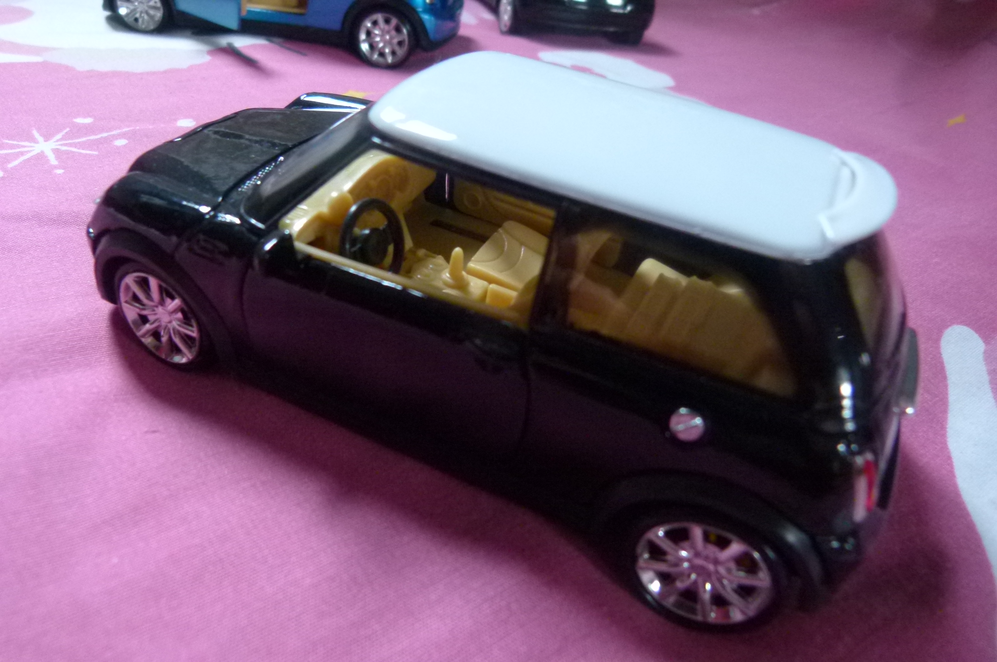 รถเหล็ก ตั่งโชว์ เปิดประตู ซ้าย และ ขวา ได้ ครับๆ 450.- ส่งฟรี EMS