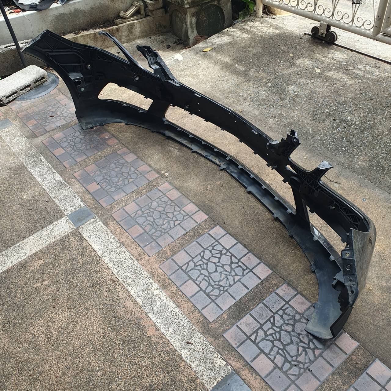 กันชนหน้า Benz มือสอง A2128854325 ขายตามสภาพ