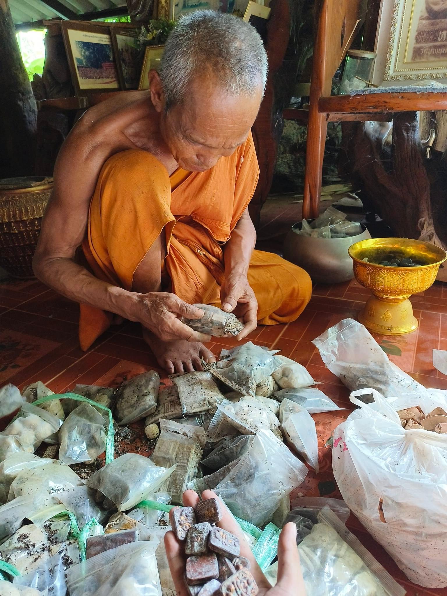 พระพิมพ์หลวงพ่อปาน ขี่ครุฑ หลวงพ่อหนุน วัดพุทธโมกข์ พุทธาภิเษก (กรุวัด)