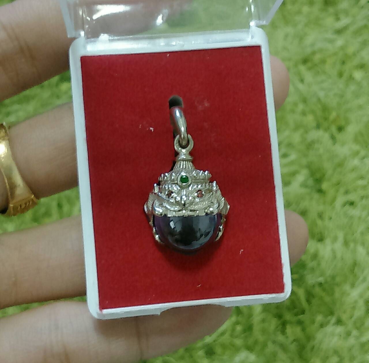 จี้พระราหูลูกแก้วสีม่วง หลวงพ่อกี๋ วัดวังแดง