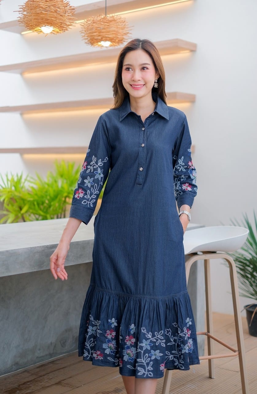 เดรสยีนส์ #8239 ผ้ายีนส์เนื้อนิ่มปักลายดอกไม้สวยหรู ผ้าไม่หนาไม่บางใส่สบาย แบบสวยใส่ได้หลายโอกาส