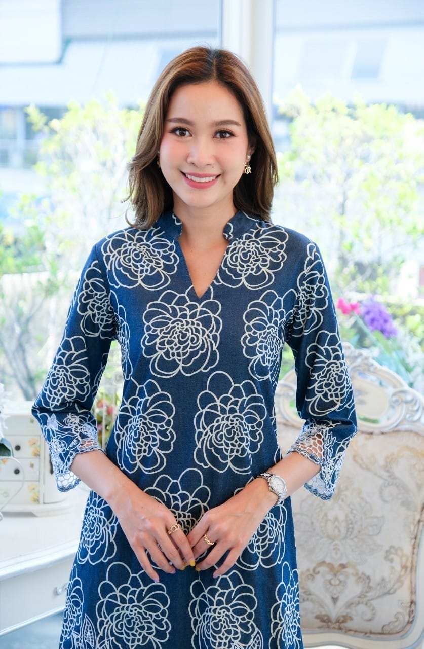 เดรสยีนส์ #8526 ชุดเดรสยีนส์ปักลายฉลุสวยหรู ผ้าเนื้อนิ่มไม่หนาไม่บางใส่สบาย แบบสวยใส่ได้หลายโอกาส