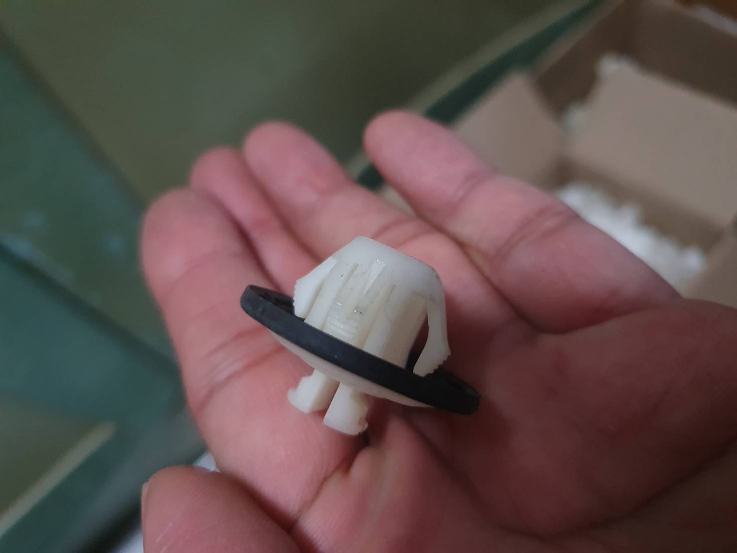 ตัวยึด มือสอง Benz มีหลายชิ้น หลายแบบ ตามรูป ชิ้นละ 10 บาท