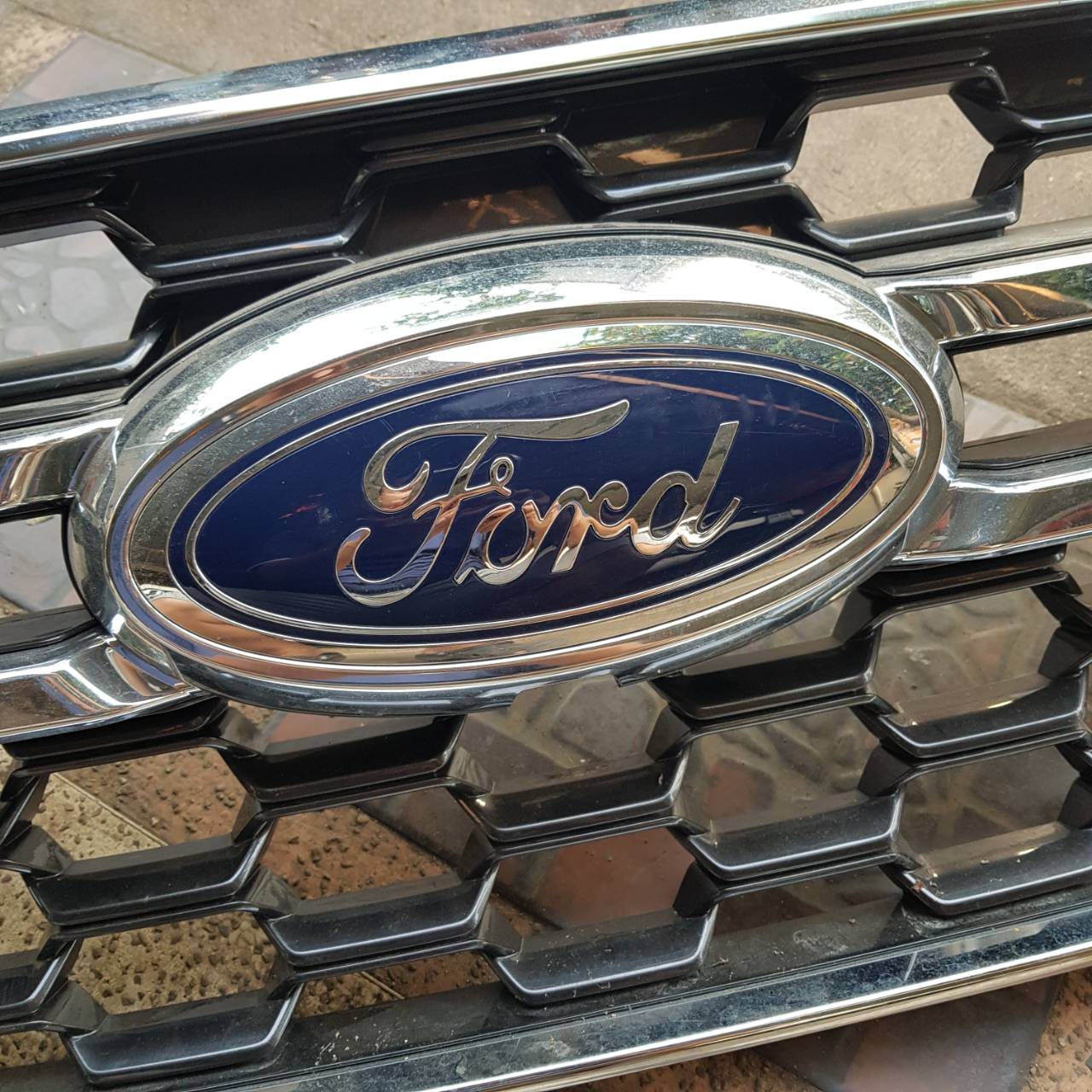 กระจังหน้า Ford Everest Next Gen ปี 2022 สีเงินโครเมียม รุ่นไม่มีกล้อง(มือสอง)