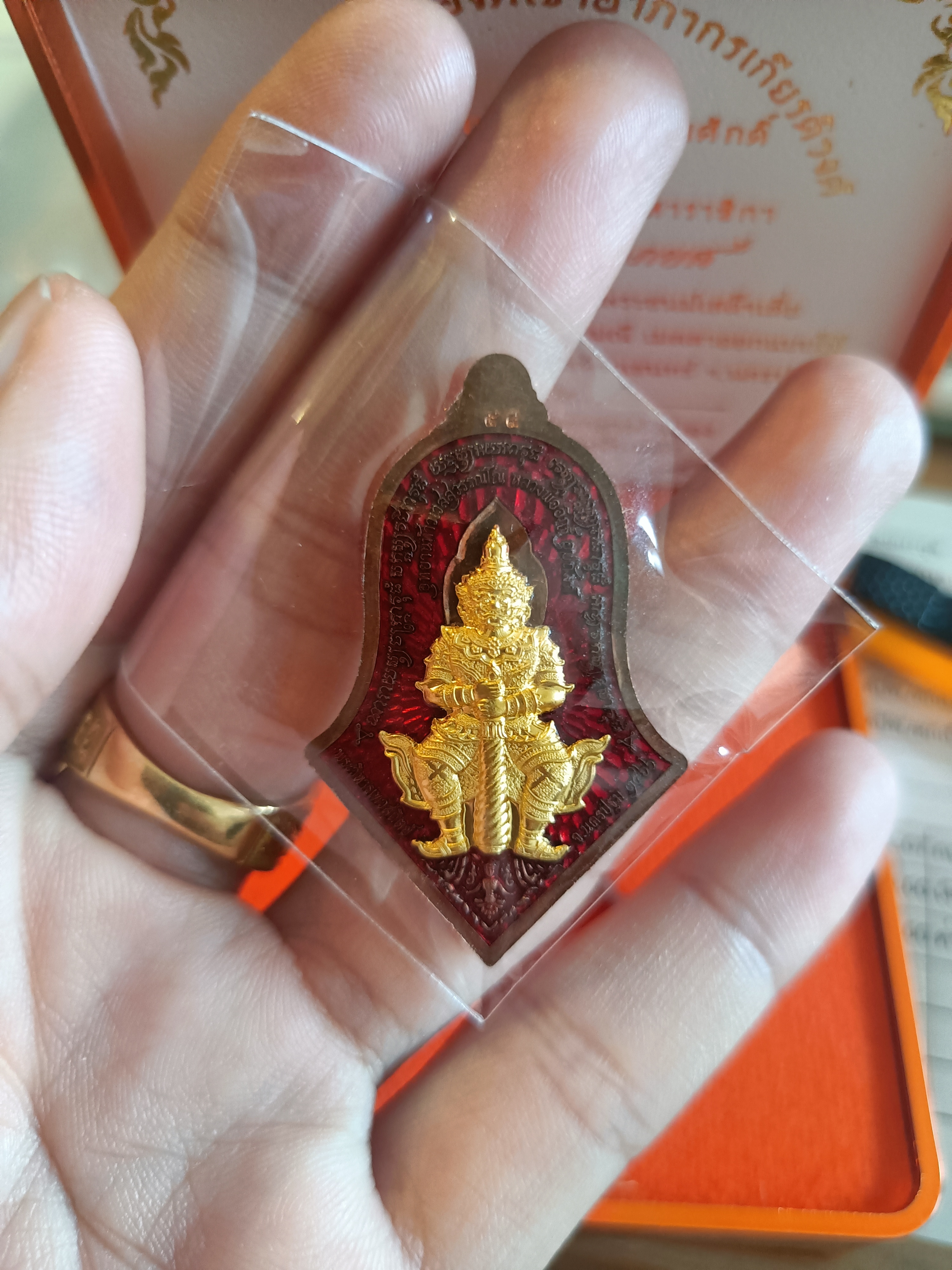เหรียญจำปี 1 ใน 59 องค์ เนื้อนวโลหะลงยาราชาวดีหน้ากากทองคำ หน้า/หลัง รุ่น เจริญลาภยศ หลวงพ่ออิฏฐ์ วัดจุฬามณี ปี 66