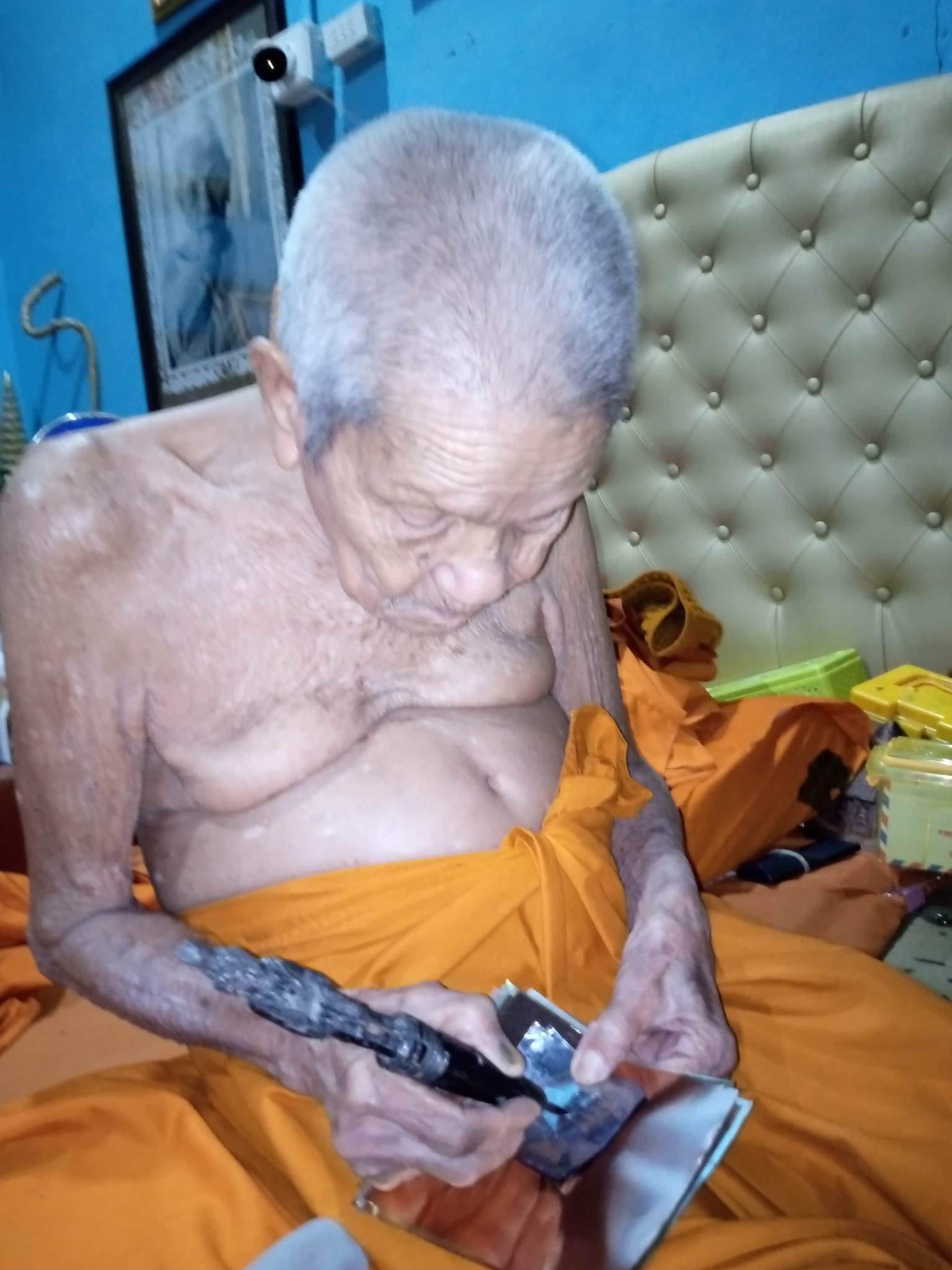 เบี้ยแก้ถักเชือกดำ บรรจุปรอท อุดมวลสารวิเศษ ฝังตะกรุดยันต์ฯ รุ่น มหาบารมี ลป.อิ่ม วัดทุ่งนาใหม่ ปี 66