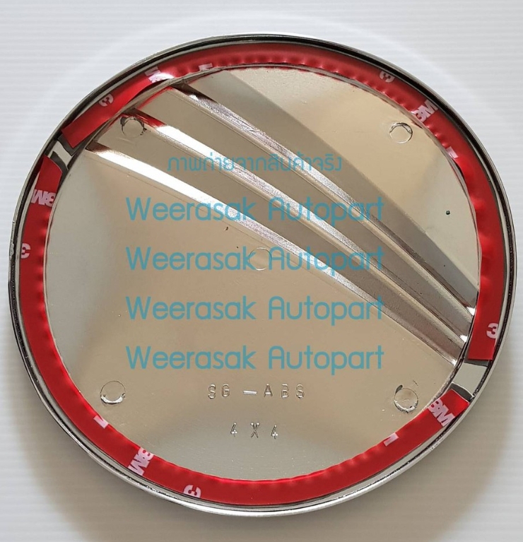 ครอบฝาถังน้ำมัน Mitsubishi Triton 4 doors มิตซูบิชิ ไทรทัน รุ่น 4 ประตู ปี 2015-2018 (สีเงินโลโก้สีแดง) (ใช้เทปกาว 3M)