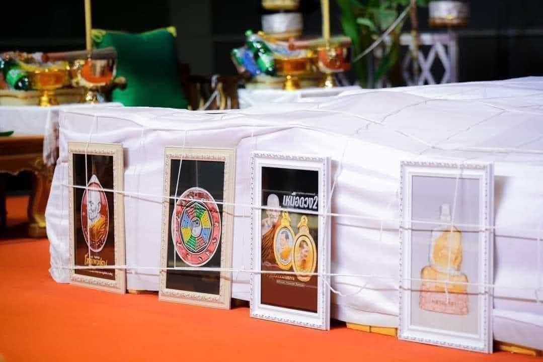 เหรียญกันชง 8 ทิศ เนื้อเงินลงยา หลังเสือคาบดาบ ลป.ศิลา พิธีเหนือดวง 2