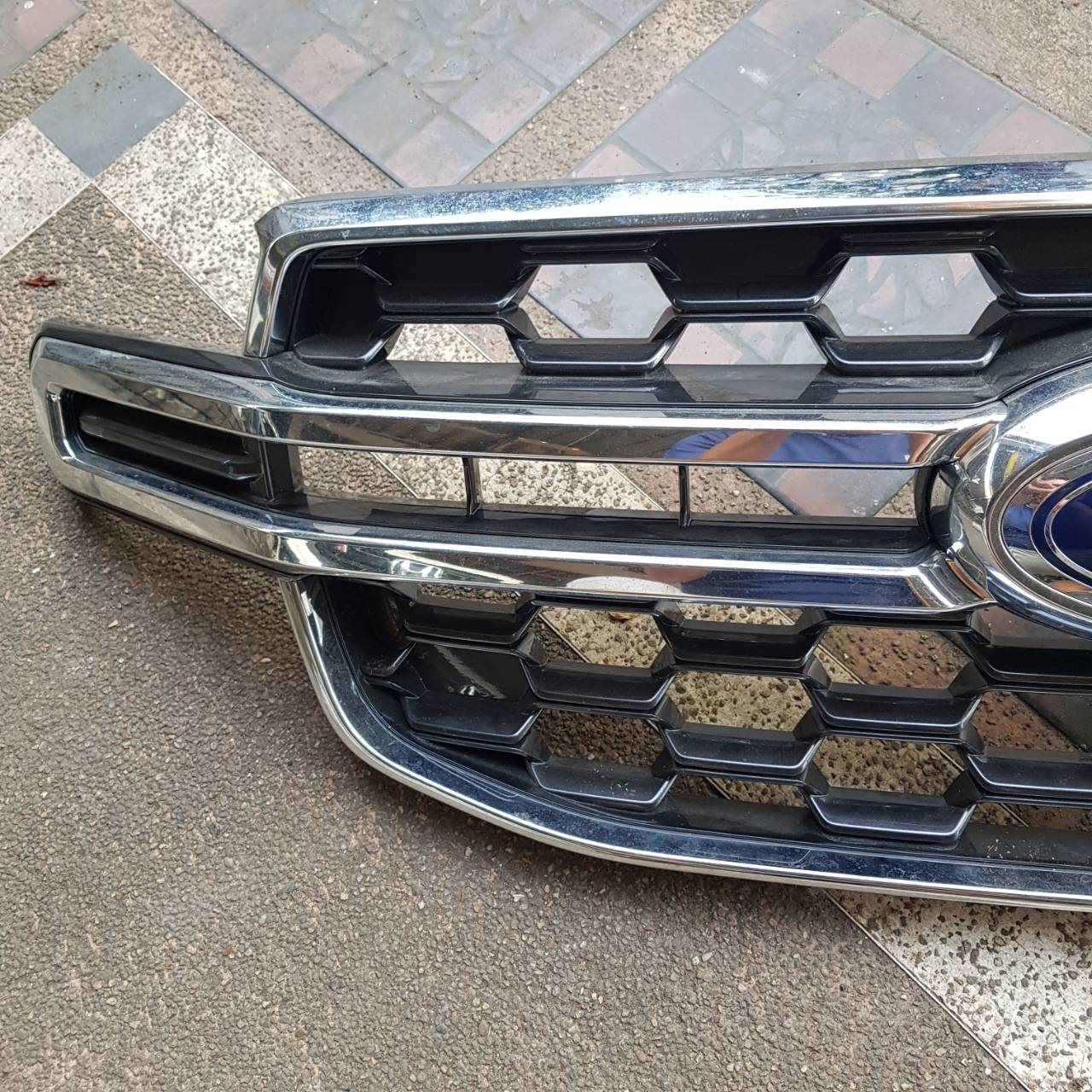 กระจังหน้า Ford Everest Next Gen ปี 2022 สีเงินโครเมียม รุ่นไม่มีกล้อง(มือสอง)