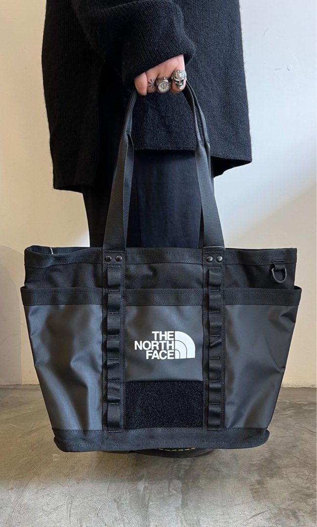 กระเป๋า The North Face Explorer Utility Tote สามารถใช้เป้นกระเป่าสะพาย หรือกระเป๋าถือได้ ของใหม่ ของแท้ พร้อมส่งจากไทย