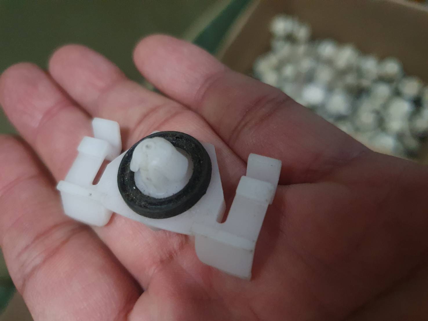 ตัวยึด มือสอง Benz มีหลายชิ้น หลายแบบ ตามรูป ชิ้นละ 10 บาท