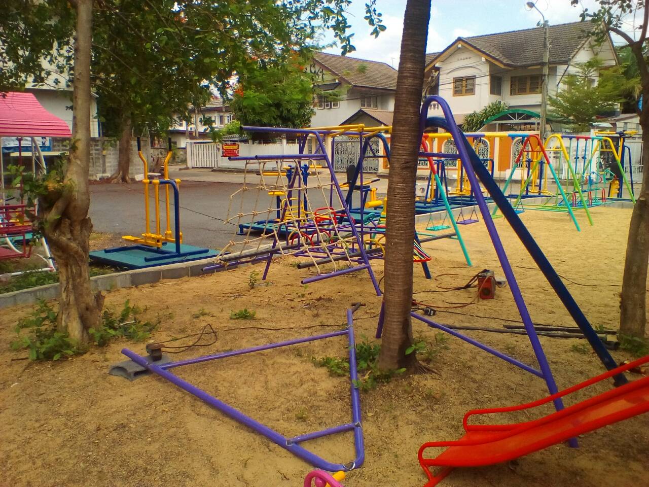 เครื่องออกกำลังกายกลางแจ้งปากเกร็ด