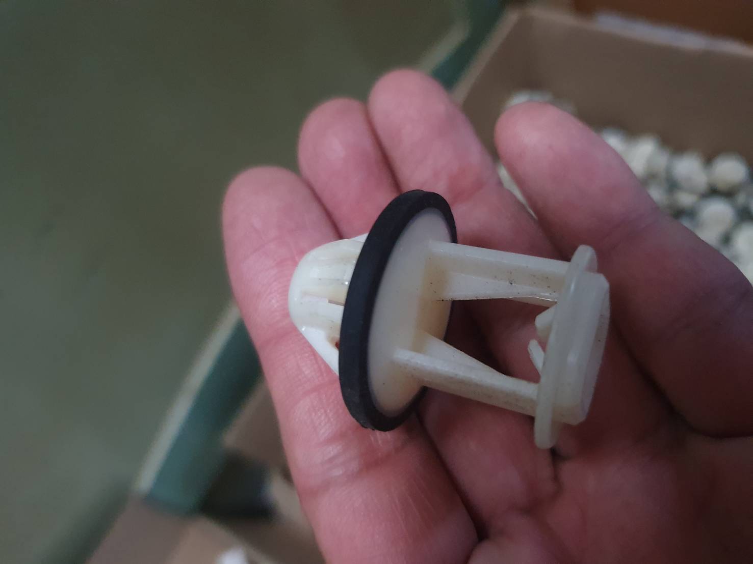 ตัวยึด มือสอง Benz มีหลายชิ้น หลายแบบ ตามรูป ชิ้นละ 10 บาท