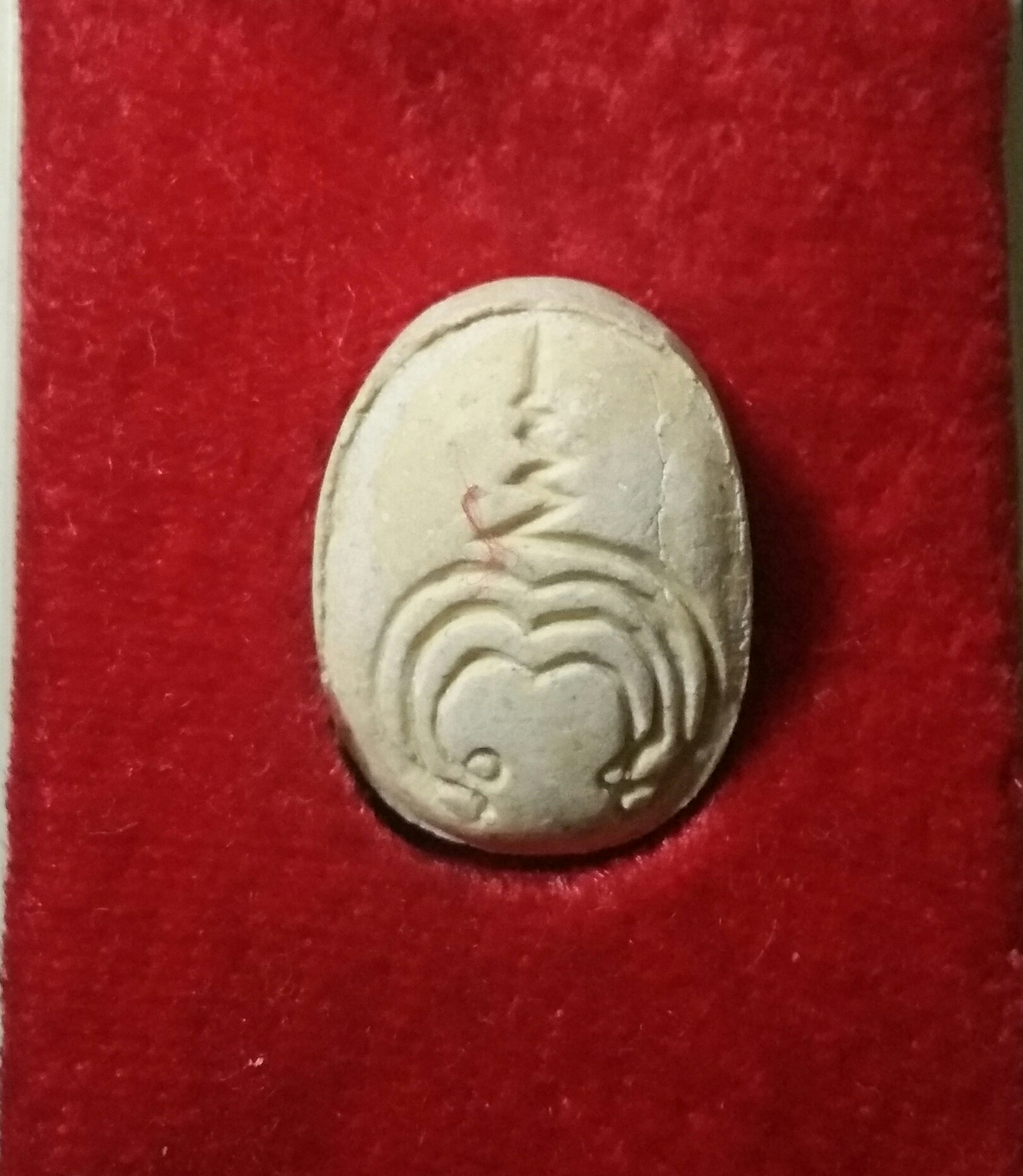 พระปิดตาทรงไก่ (สีขาว)รุ่น 2 หลวงปู่วิเวียร วัดดวงแข ปี 36