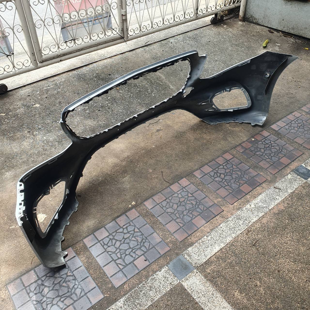 กันชนหน้า Benz มือสอง A2138852600 ขายตามสภาพ