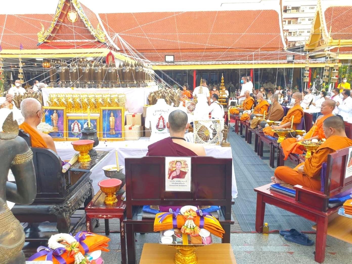 หลวงพ่อโต ๒๐ นิ้ว รมดำ สร้าง ๙๙ องค์ รุ่น พุทธคูณทวี วัดอินทรวิหาร ลพ.เล็ก ร่วมเสก