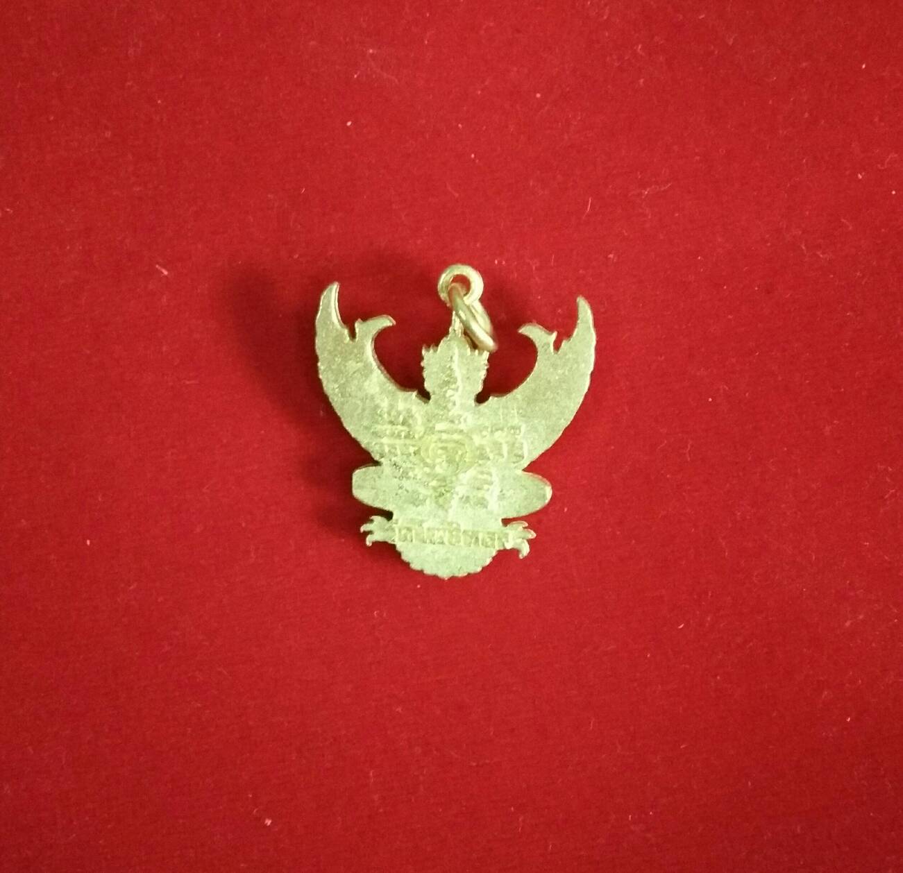 จี้ครุฑ หลังยันต์ อ.วราห์ วัดโพธิทอง (กะไหล่ทอง) ขนาด 3 ซม.