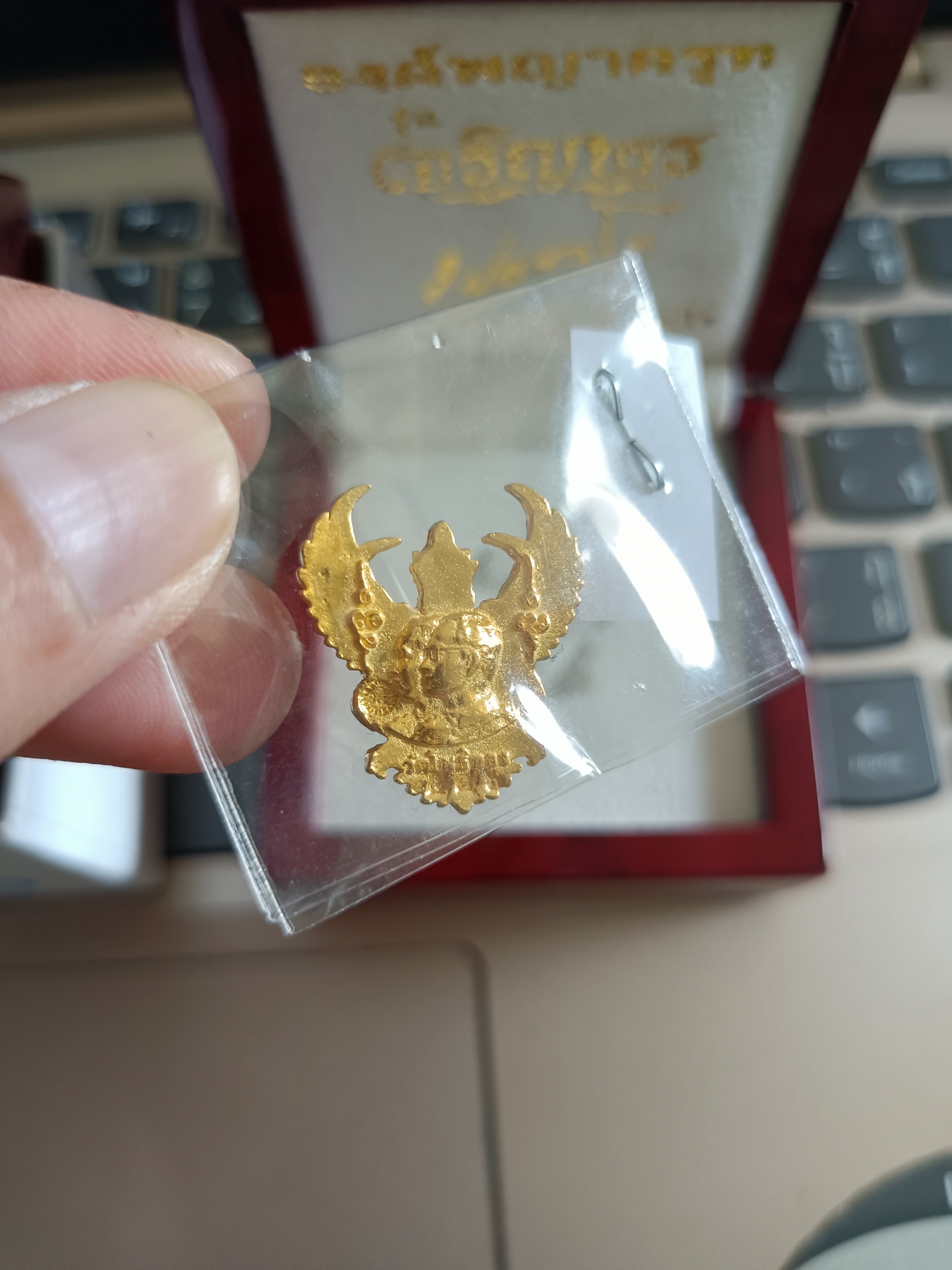 ครุฑทองคำลงยา (พิมพ์เล็ก) No.๗๕๐ รุ่น เจริญพร พระอาจารย์วราห์ ปี 64