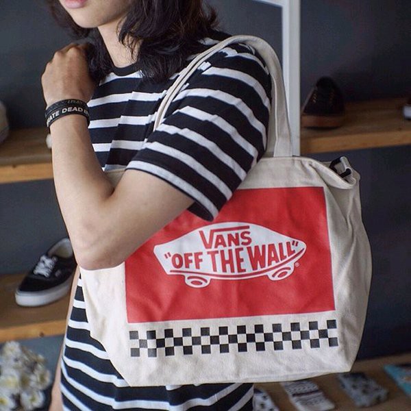 กระเป๋าผ้าสะพายข้าง Vans - Beige Crossbody Tote Bag รุ่นพิเศษจากญี่ปุ่น ของใหม่ ของแท้ พร้อมส่ง