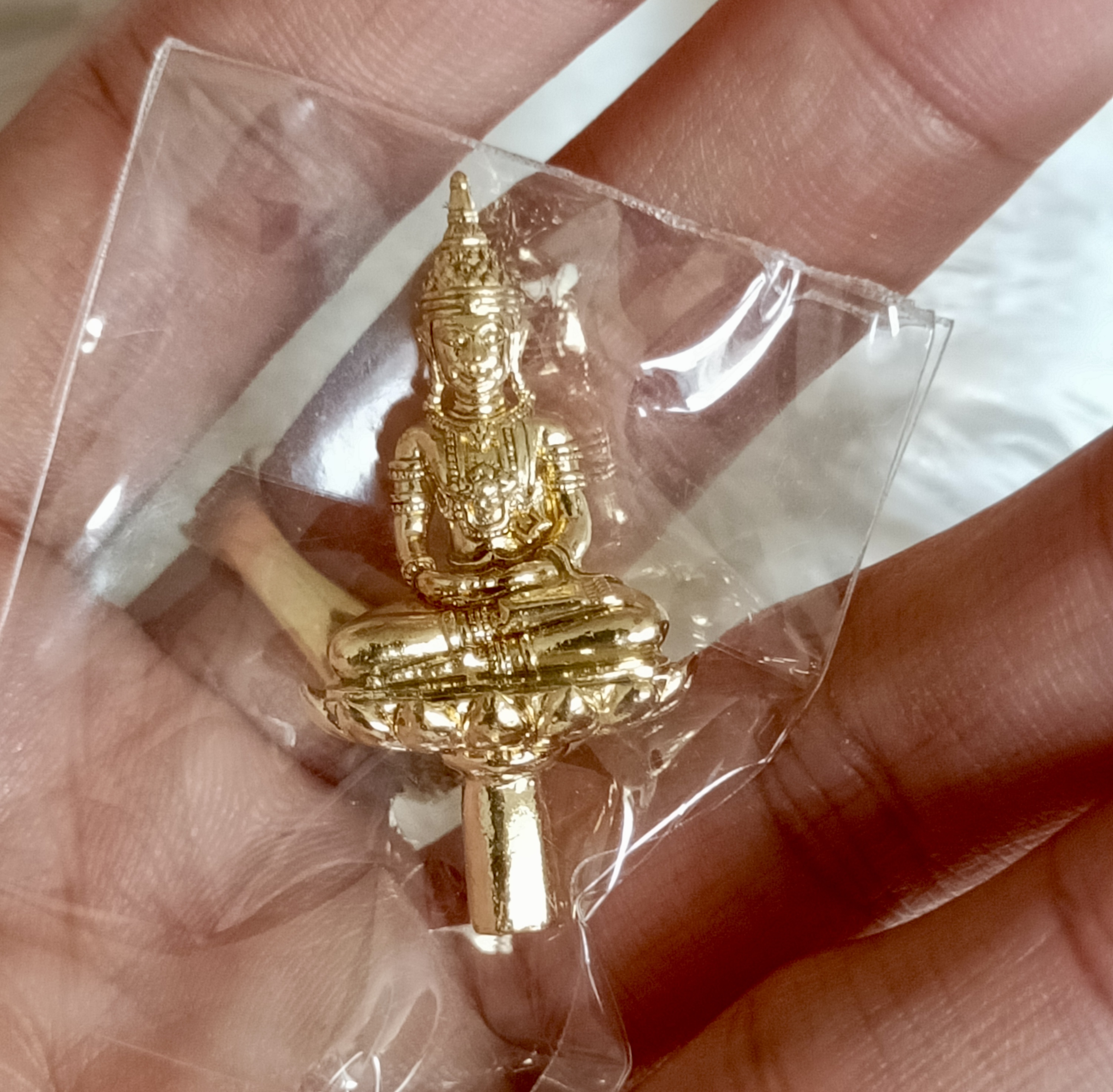 พระยอดธงจักรพรรดิ เนื้อสัมฤทธิ์ชุบทอง หลวงพ่อเล็กเททองนำฤกษ์ พุทธาภิเษก (ที่ระลึก ปี 68)