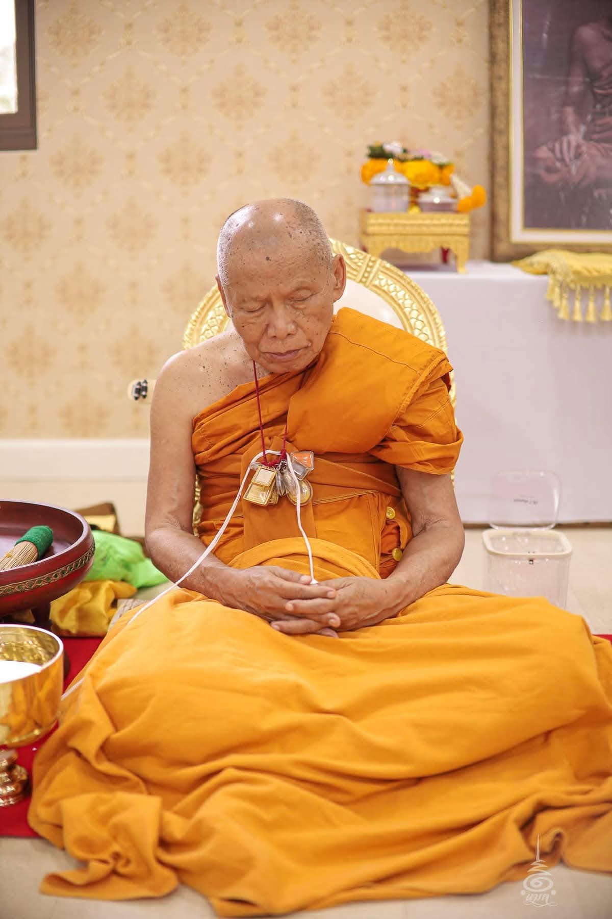 ลูกแก้วพุทธบารมีเปิดโลก (แก้วแดง) สุริยันต์ทรงกลด ฐานจาร (ไซส์ใหญ่ 5 cm) ลพ.เล็ก ลพ.บ๊ะ ลพ.ตุ๊ มหาสิงห์