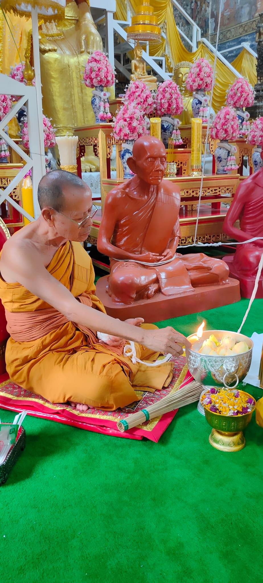 หลวงพ่อกวย ตะกั่วหน้ากากทองคำ 2 ด้าน นำฤกษ์ เกจิในพิธีจารหน้าหลังเต็มเหรียญ รุ่น คู่บารมี ลป.ศิลา ลพ.สุริยันต์ พอจ.ต้อม เสกวาระแรก