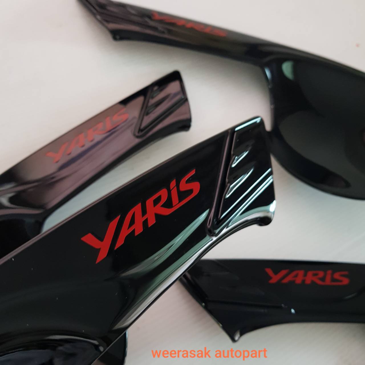 เบ้าประตู Toyota Yaris ATIV โตโยต้า ยาริส เอทีฟ 4 ประตู ปี 2022-ปัจจุบัน (สีดำเงา โลโก้สีแดง)