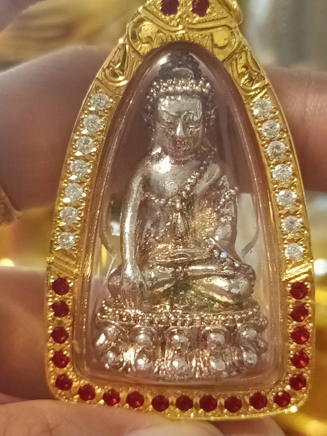 พระกริ่งพิชัยสงคราม รุ่น 2 หลวงพ่อเล็ก วัดท่าขนุน ปี 45 เลี่ยมกรอบเงินชุบทองคำล้อมพลอย